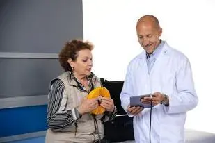 The doctor of the clinic Santa Maria tells the patient about electromagnetic diagnostics