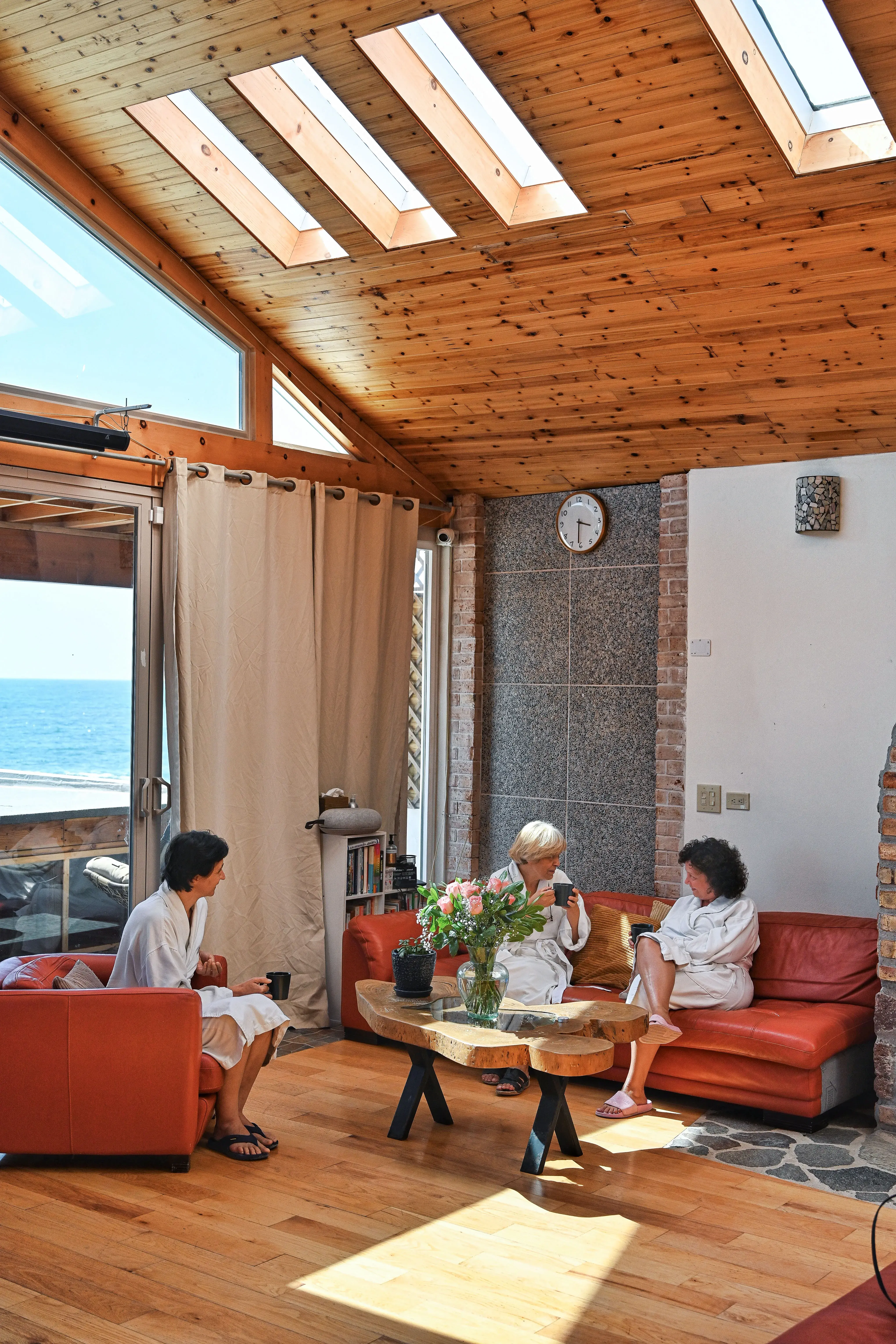 The massage room of the Santa Maria clinic is located in a separate building right by the ocean, with panoramic windows on four sides